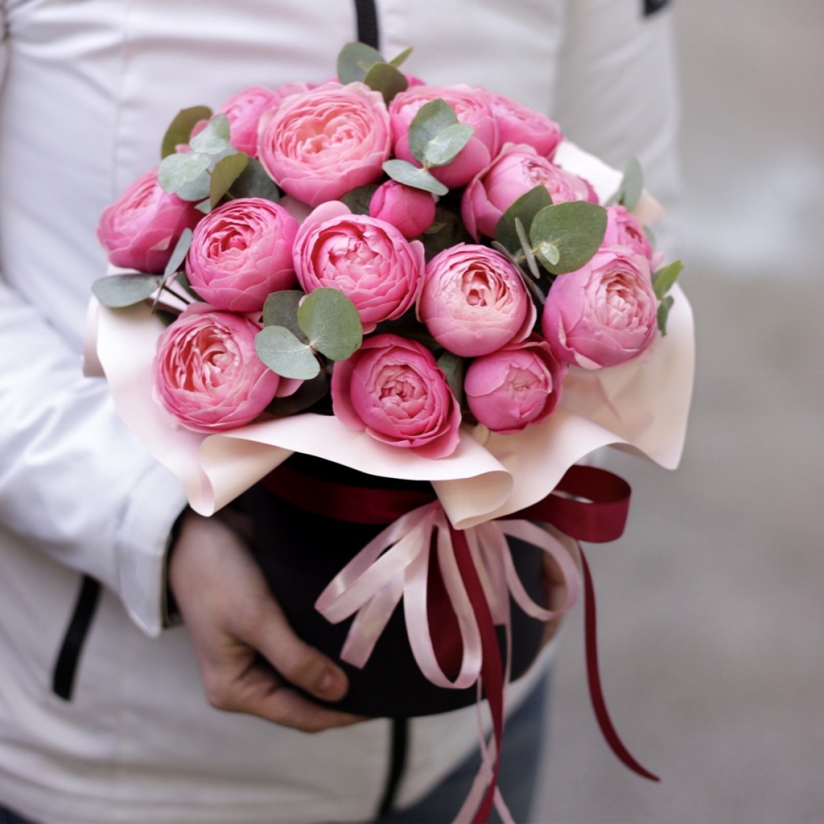 Пионовидные кустовые розы в коробке 